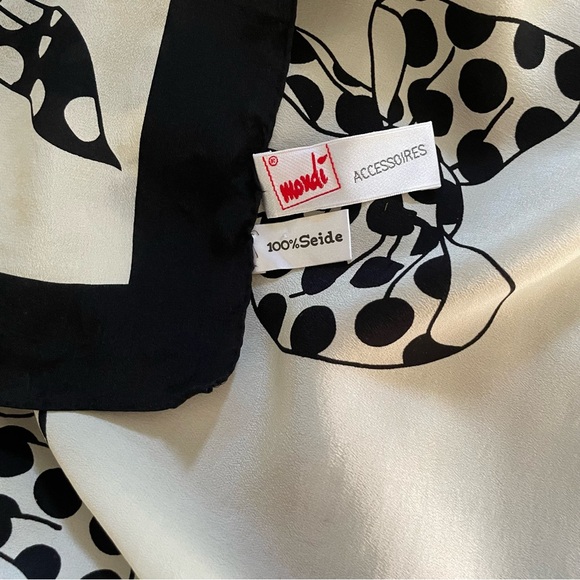 Mondi silk scarf 33 inches square in excellent condition. A rare find. - Picture 5 of 6